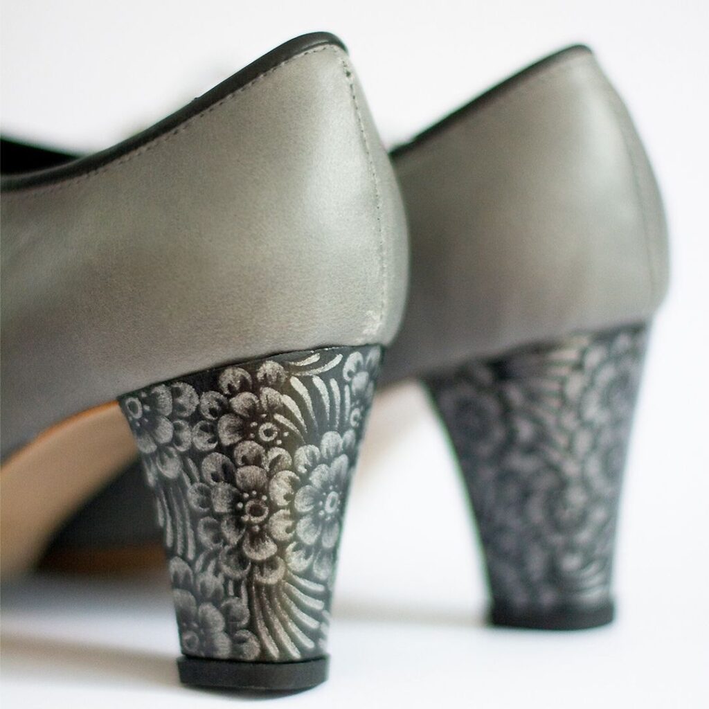 calzado con tacon pintado a mano hecho a mano en piel artesanalmente